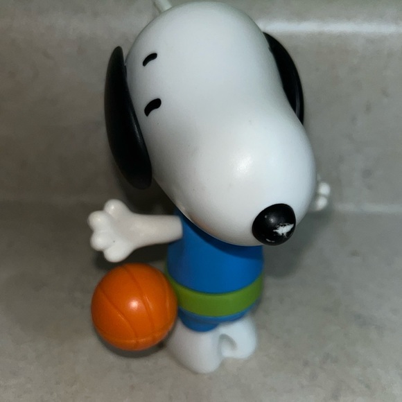 Peanuts - Snoopy McDonalds Happy Meal Toy Basketball player - Picture 1 of 6